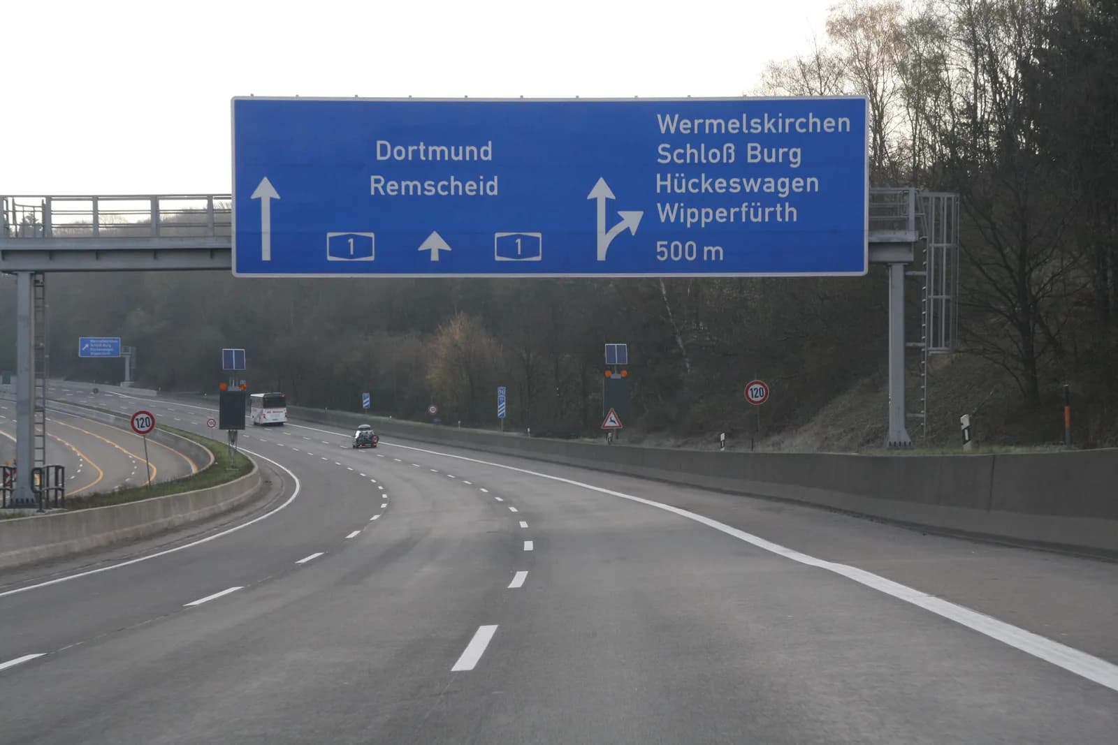 Autobahn A1 mit Wegweiser zur Ausfahrt Wermelskirchen