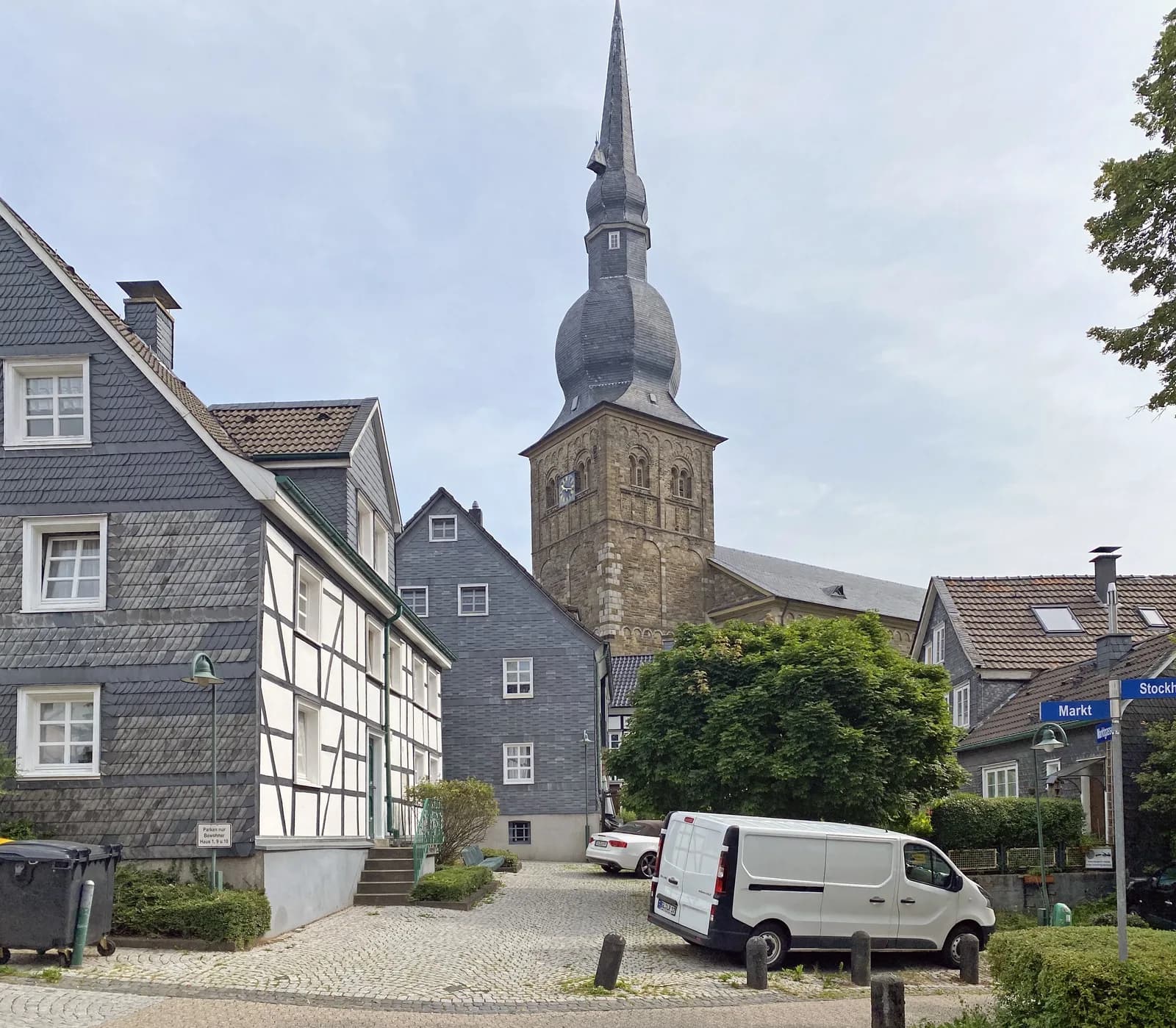 Schieferhäuser am Markt in Wermelskirchen mit Turm der evangelischen Stadtkirche